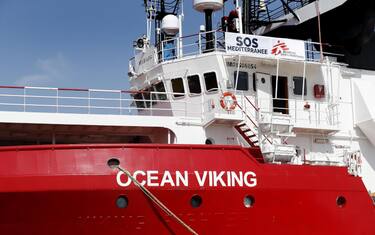 Migranti, la Ocean Viking nel porto di Augusta in attesa dello sbarco