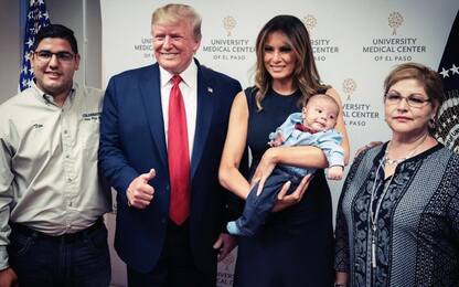 El Paso, Trump alza il pollice in una foto con un orfano: è polemica