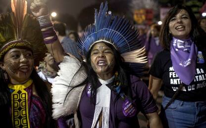 Brasile, le donne indigene protestano contro Bolsonaro. VIDEO