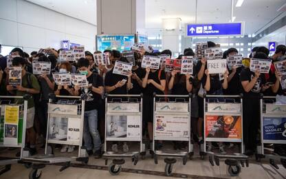Hong Kong, ancora proteste e scontri: nuova chiusura dell'aeroporto 