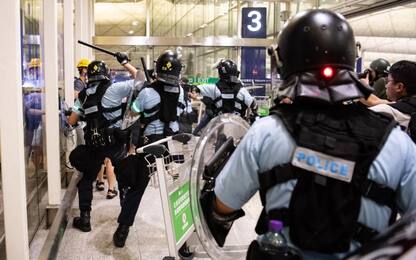 Hong Kong, l’aeroporto riapre dopo due giorni di blocchi e proteste