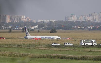 Russia, atterraggio di emergenza per un aereo a Mosca: 23 feriti