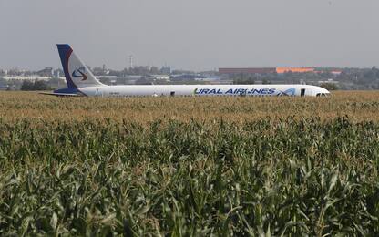 Paura a Mosca, aereo atterra in un campo di grano: 23 feriti
