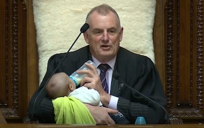 Nuova Zelanda, presidente Parlamento allatta figlio del collega. VIDEO