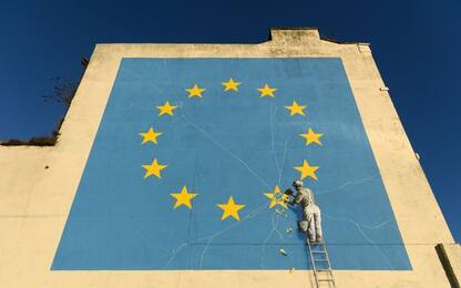 Brexit, via il murale di Banksy con la bandiera della Ue a Dover