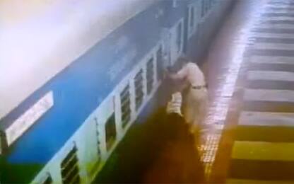India, uomo incastrato nelle porte di un treno in partenza. VIDEO
