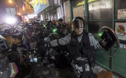 Tensione a Hong Kong, assalto al Parlamento. FOTO