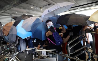 Proteste Hong Kong, manifestanti bloccano aeroporto. FOTO