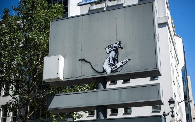 Una foto del murales rubato fuori dal Centro Pompidou