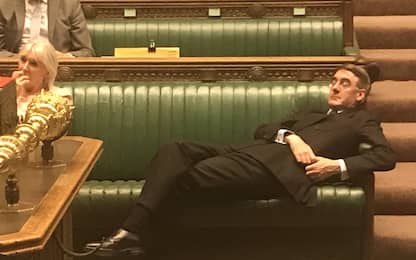 Brexit, Rees-Mogg sdraiato in Parlamento. FOTO