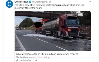 Inghilterra, camion rovescia 32mila litri di gin: autostrada chiusa