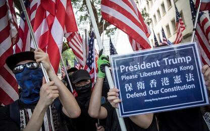 Hong Kong, manifestanti verso consolato Usa: “Trump aiutaci”