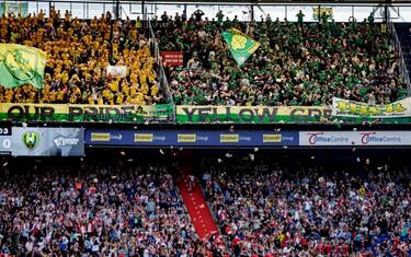 Olanda, piovono orsacchiotti: regali di fan Ado Den Haag per ospedale