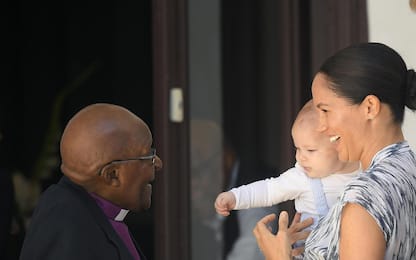 Meghan con il piccolo Archie all'incontro con Desmond Tutu