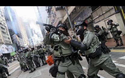 Hong Kong, polizia usa lacrimogeni contro manifestanti. FOTO