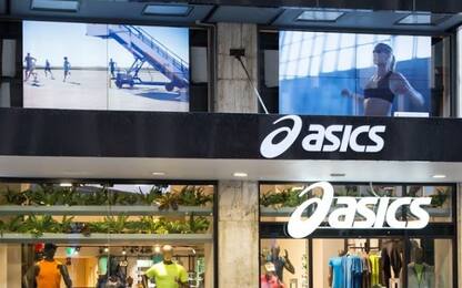 Film a luci rosse sugli schermi del negozio Asics, l'azienda si scusa
