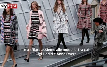 Parigi, sfilata di Chanel con intrusa: interviene Gigi Hadid. VIDEO