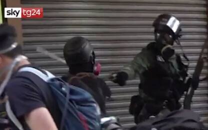 Hong Kong, il colpo di pistola contro l'attivista: IL VIDEO
