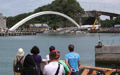 Taiwan, crolla un ponte: ci sono 5 dispersi. Video e foto