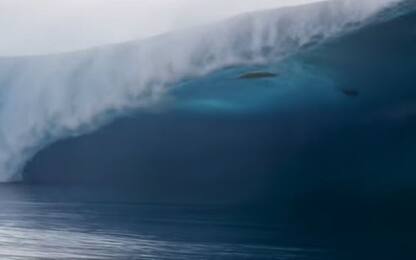 Tahiti, l’onda gigante e i surfisti. VIDEO
