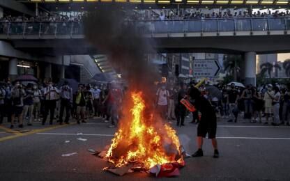 Hong Kong, arrestato 14enne ferito. Chiuse ferrovia e metropolitana