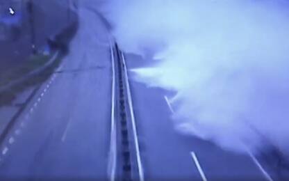 Giappone, tifone Hagibis: gigantesca onda copre la strada. VIDEO