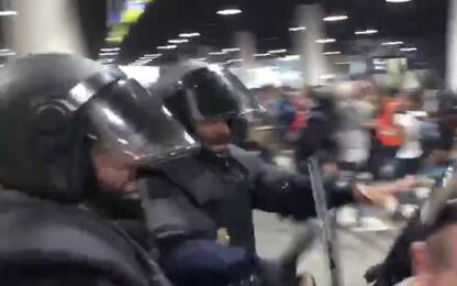Aeroporto Barcellona, polizia carica manifestanti catalani. VIDEO