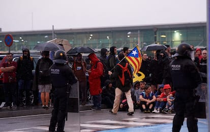 Proteste Catalogna: 170 feriti e 45 voli cancellati. FOTO