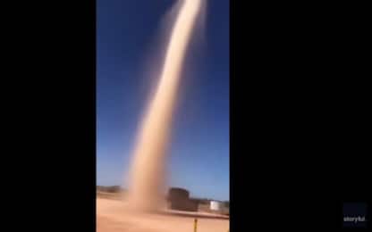 Un tornado di sabbia si solleva verso il cielo. VIDEO