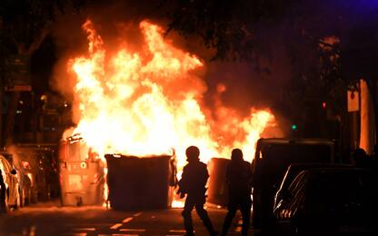 Alta tensione a Barcellona, incendi e scontri: FOTO