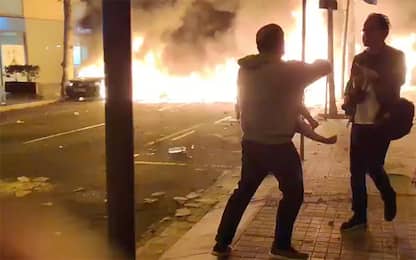 Barcellona, barricate in fiamme: padre scappa con il figlio in braccio