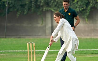 Pakistan, Kate e William giocano a cricket. FOTO