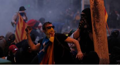 Barcellona, manifestazioni e scontri con la polizia. FOTO