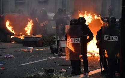 Catalogna, mezzo milione in piazza a Barcellona: scontri e disordini