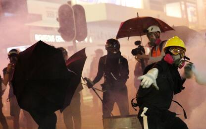 Hong Kong, manifestanti in maschera: scontri con la polizia