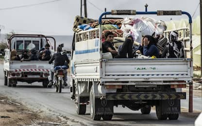 Siria, combattenti curdi e civili lasciano città assediata