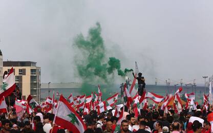 Proteste in Libano, Hariri promette taglio stipendi politici