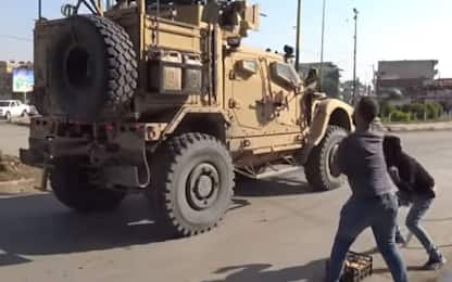 Siria, curdi lanciano frutta marcia e pietre sul convoglio Usa. VIDEO