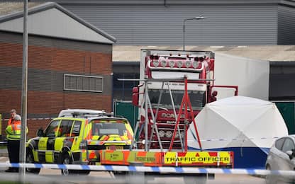 Regno Unito, trovato camion con 39 corpi. FOTO