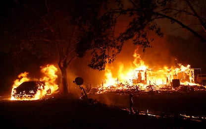 Nuovi incendi in California, evacuazioni e black out. FOTO