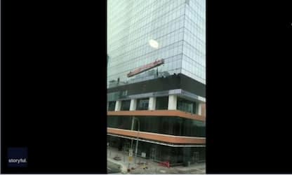 Impalcatura sbatte contro il grattacielo: lavoratore appeso. VIDEO