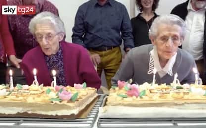 Due gemelle festeggiano insieme il loro centesimo compleanno. VIDEO