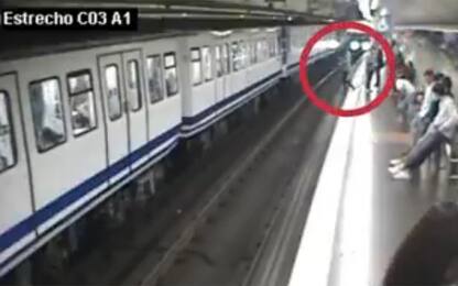 Madrid, guarda il cellulare e cade sui binari della metro. VIDEO