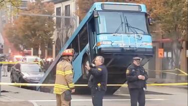 Autobus fermo a un semaforo sprofonda in una voragine. VIDEO