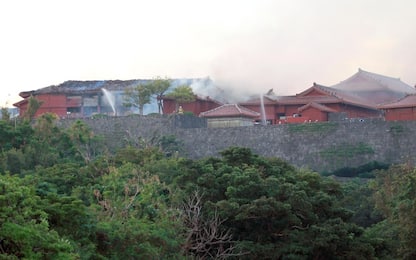 Giappone, un incendio distrugge il castello di Okinawa. VIDEO