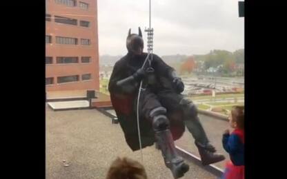 Halloween, sorpresa in ospedale: arriva l'agente Swat "Batman". VIDEO