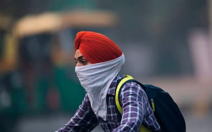 New Delhi, è record di smog: voli deviati e auto a targhe alterne 