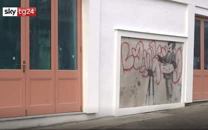 Londra, torna visibile murale di Banksy a Notting Hill. VIDEO