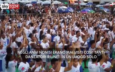 Santo Domingo, oltre 420 danzatori ballano il merengue. VIDEO
