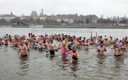 Polonia, nuotatori invernali fanno il bagno a Varsavia. FOTO